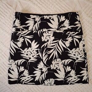 S.C. & CO Women's Size Medium Pull-on Skort Tummy Control Waistband Stretch